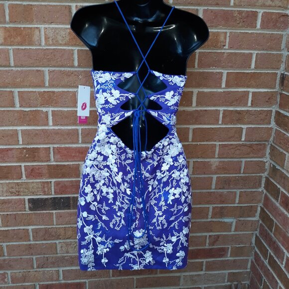 Holiday, Prom, Homecoming Short Cocktail Dress with Floral Appliques - Size: 4 - Picture 6 of 16